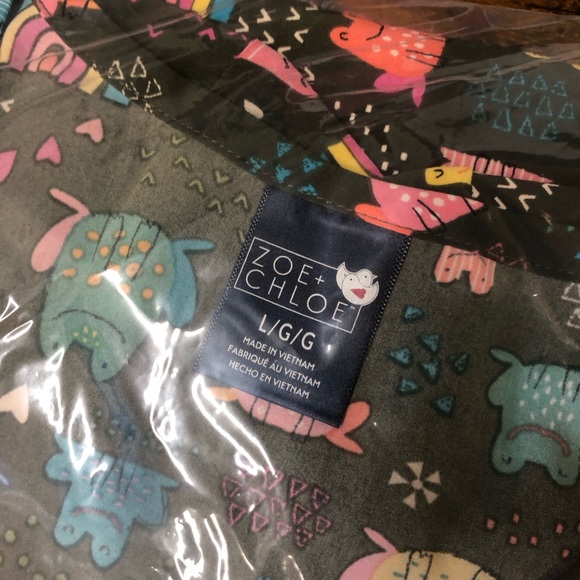 NWT Zoe + Chloe Army Green Frog and Rainbow pattern short sleeve scrub top - Picture 12 of 15